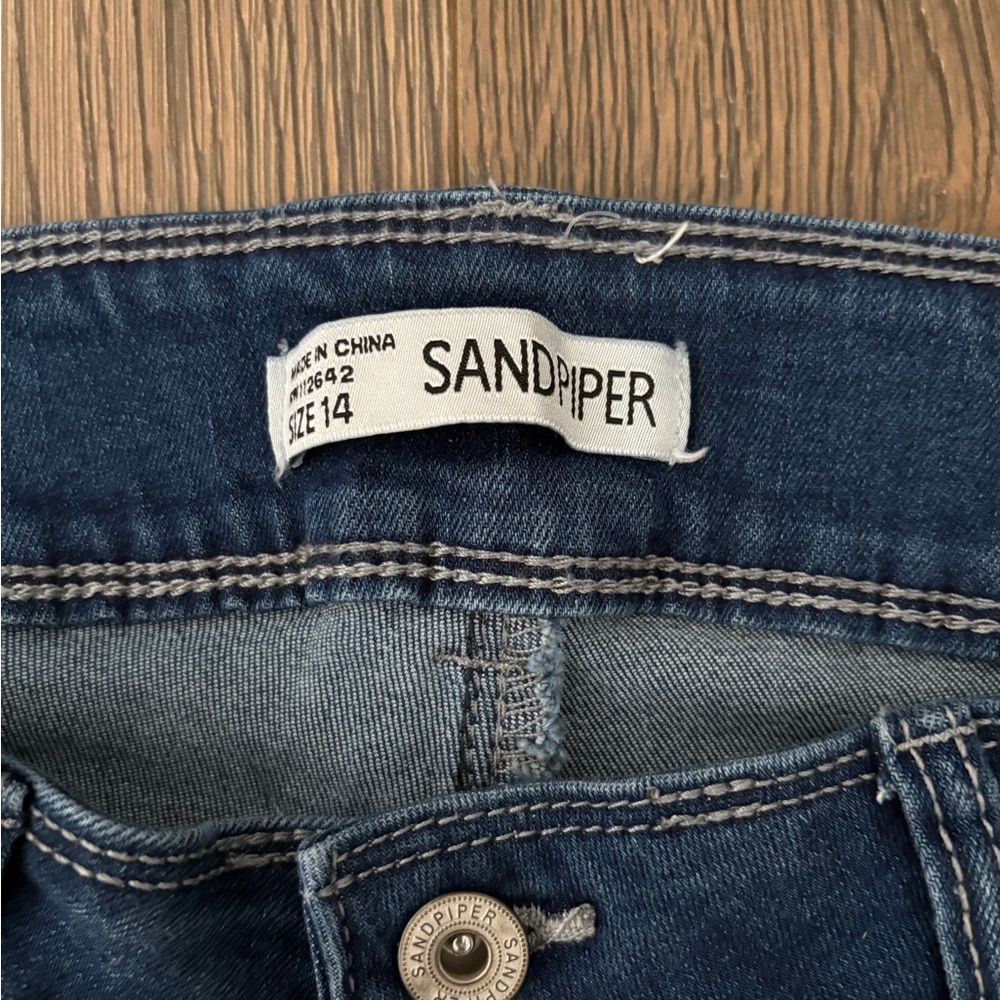 Stylish Distressed Denim Bermuda Shorts - Picture 3 of 4